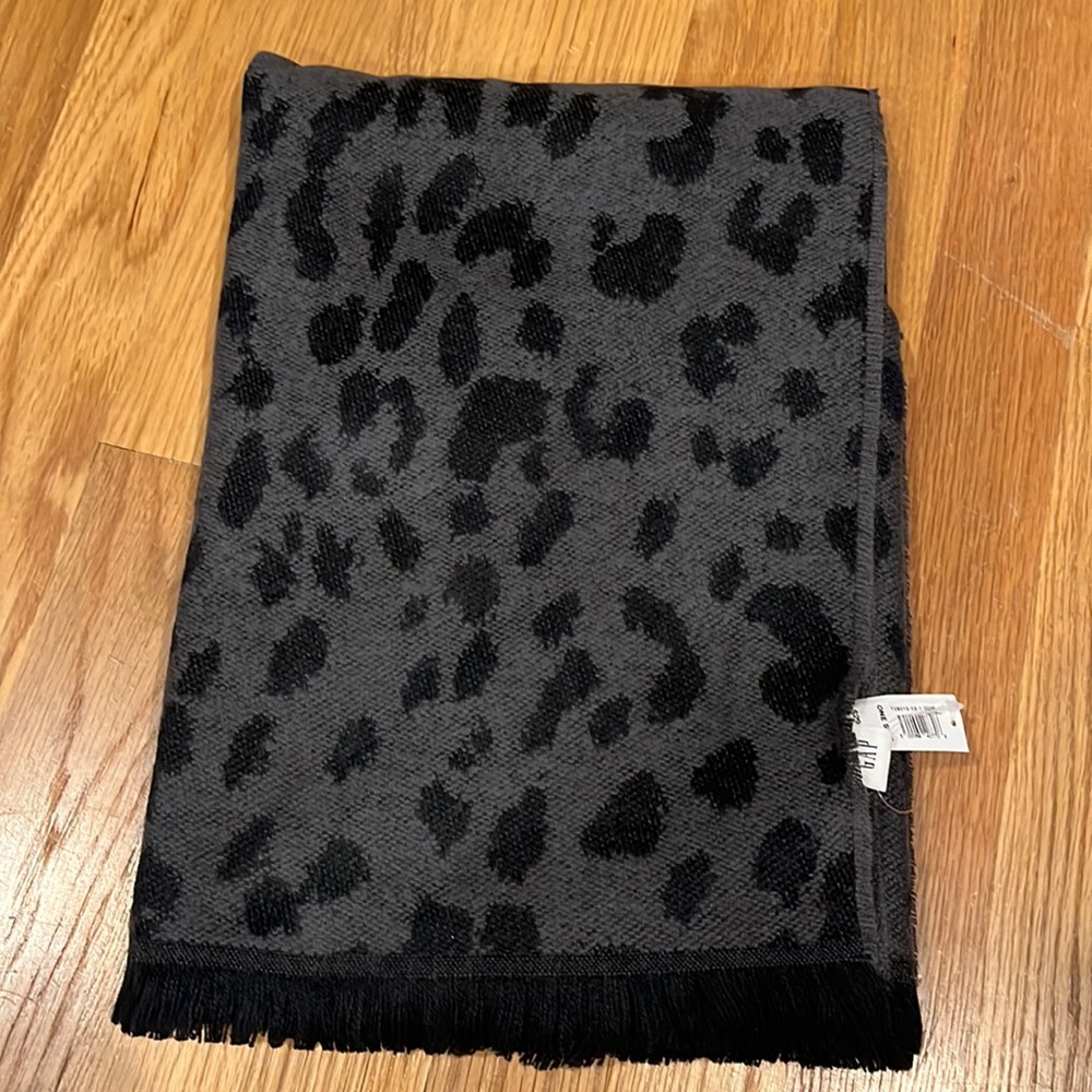 Gap Leopard Print Black and Grey Scarf